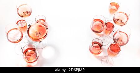 Roséweingläser bei Weinprobe. Degustation verschiedene Sorten von rosa Wein Konzept. Weißer Hintergrund, Draufsicht, hartes Licht Stockfoto