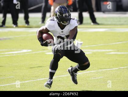 Philadelphia, Usa. Oktober 2020. Baltimore Ravens Mark Ingram II läuft mit dem Fußball gegen die Philadelphia Eagles in Woche 6 der NFL-Saison auf Lincoln Financial Field in Philadelphia am Sonntag, 18. Oktober 2020. Die Raben besiegten die Adler 30-28. Foto von John Angelillo/UPI 8 Quelle: UPI/Alamy Live News Stockfoto