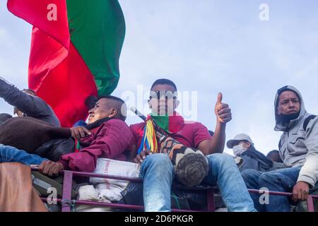 Bogota, Kolumbien. Oktober 2020. Mehrere Ureinwohner aus der minga kommen in BogotÃ¡ an. Eine Karawane von 8,000 Indigenen, die Mitglieder der Reservate Valle und Cauca sind, bilden die indigene minga, die heute Sonntagnachmittag in einer Karawane mit Präsident IvÃ¡n Duque eintraf. Quelle: Daniel Garzon Herazo/ZUMA Wire/Alamy Live News Stockfoto