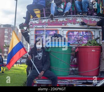 Bogota, Kolumbien. Oktober 2020. Mehrere Ureinwohner aus der minga kommen in BogotÃ¡ an. Eine Karawane von 8,000 Indigenen, die Mitglieder der Reservate Valle und Cauca sind, bilden die indigene minga, die heute Sonntagnachmittag in einer Karawane mit Präsident IvÃ¡n Duque eintraf. Quelle: Daniel Garzon Herazo/ZUMA Wire/Alamy Live News Stockfoto