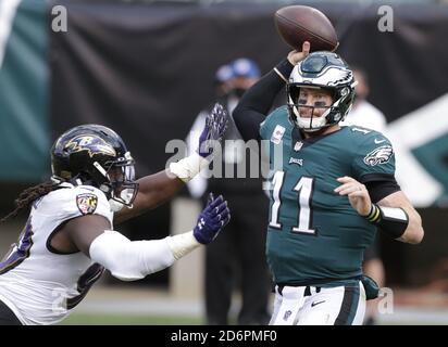 Philadelphia, Usa. Oktober 2020. Philadelphia Eagles Carson Wentz wirft einen Pass in der zweiten Hälfte gegen die Baltimore Ravens in Woche 6 der NFL-Saison bei Lincoln Financial Field in Philadelphia am Sonntag, 18. Oktober 2020. Die Raben besiegten die Adler 30-28. Foto von John Angelillo/UPI Kredit: UPI/Alamy Live Nachrichten Stockfoto