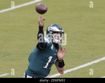 Philadelphia, Usa. Oktober 2020. Philadelphia Eagles Carson Wentz wirft einen Pass in der zweiten Hälfte gegen die Baltimore Ravens in Woche 6 der NFL-Saison bei Lincoln Financial Field in Philadelphia am Sonntag, 18. Oktober 2020. Die Raben besiegten die Adler 30-28. Foto von John Angelillo/UPI Kredit: UPI/Alamy Live Nachrichten Stockfoto