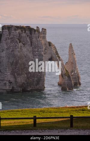 Falaise d'Amont Etretat Stadt Normandie Frankreich Europa Stockfoto