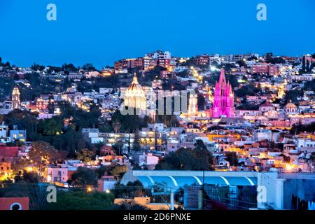 Blue Hour auf der Parroquia und dem historischen Zentrum des kolonialen San Miguel de Allende, Guanajuato, Mexiko Stockfoto