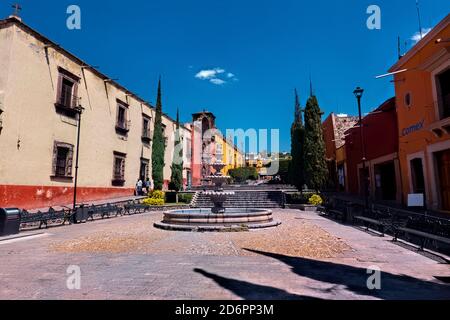 Templo del Oratorio de San Felipe Neri und Brunnen, San Miguel de Allende, Guanajuato, Mexiko Stockfoto