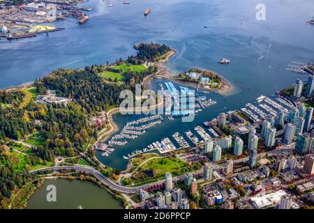 Luftaufnahme von Coal Harbour und einer modernen Innenstadt Stockfoto