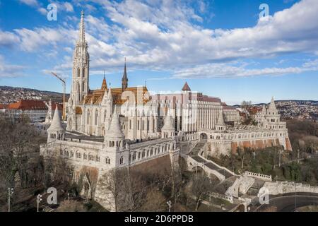 Luftdrohne Nahaufnahme von Matthias Kirche auf Fischerbastei in Budapest Wintermorgen Stockfoto