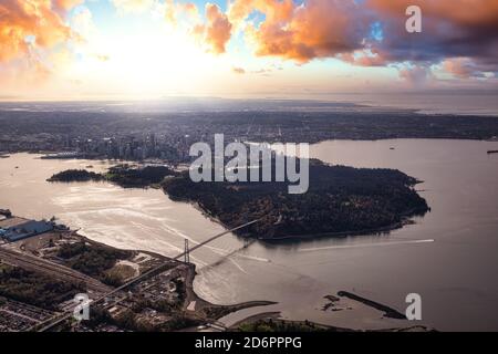 Wunderschöne Luftaussicht auf Lions Gate Bridge, Stanley Park und Vancouver Stockfoto