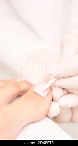 Klassische rosa Hochzeit Toe Nagel Maniküre auf weißem Hintergrund. Spa-Behandlungskonzept Stockfoto