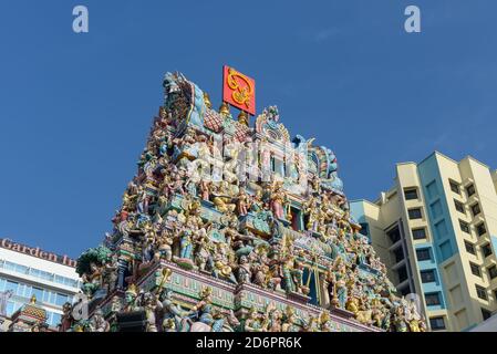 Singapur - 4. Dezember 2019: Verschlungene hinduistische Kunst und Gottheitsschnitzereien an der Fassade des Sri Veeramakaliamman Tempels in Little India, Singapur. Stockfoto