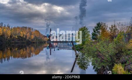 Die Papierfabrik Resolute Forest Products spiegelt sich im Kaministiquia River in der Nähe von Thunder Bay, Ontario, Kanada, wider. Stockfoto