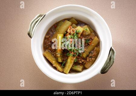 Geschmorte Bittermelone mit Hackfleisch Stockfoto