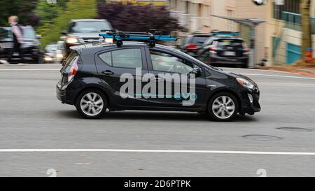 Vancouver, British Columbia, Kanada. Oktober 2020. Ein Toyota Prius Hybridfahrzeug, das BCAA's Evo Car Share Service im leichten Verkehr auf Vancouver's West Broadway am Donnerstag, 1. Oktober 2020 gehört. Der Broadway-Korridor wird die Route der nächsten Erweiterung des Skytrain-Schnelltransitsystems der Region sein. Quelle: Bayne Stanley/ZUMA Wire/Alamy Live News Stockfoto