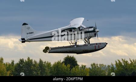 Richmond, British Columbia, Kanada. Oktober 2020. Ein De Havilland Canada DHC-2 Mk.1 Biberfloatplane (C-FHRT), das zu Gulf Island Seaplanes gehört und nach dem Start in die Luft fliegt. Quelle: Bayne Stanley/ZUMA Wire/Alamy Live News Stockfoto