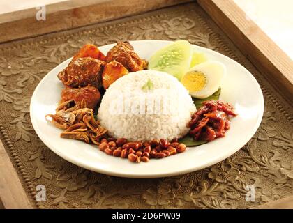 Asiatische Küche Nasi Lemak mit Huhn-Curry Stockfoto