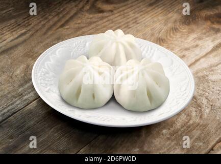 Chinesische Dampfbrötchen, Baozi oder Mantou auf einem Teller Stockfoto