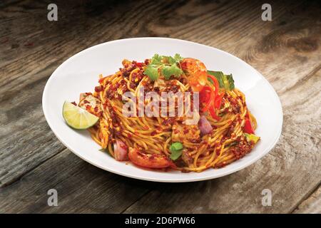 Würzige asiatische Art rühren gebratene Nudeln, mee goreng mamak Stockfoto