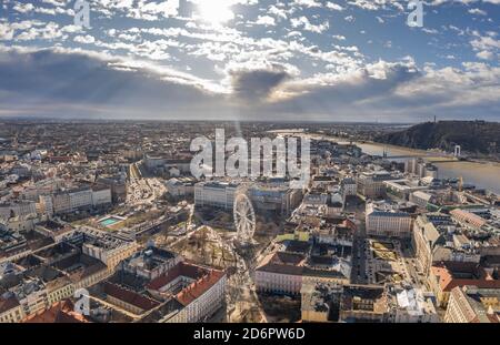 Luftdrohnenaufnahme des Budapester Stadtplatzes im Winter Morgen Stockfoto