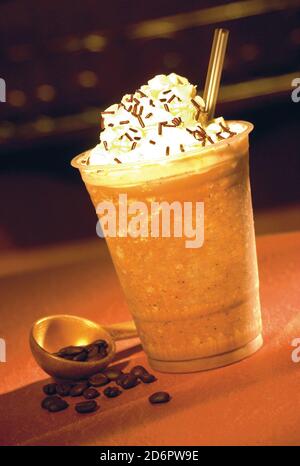 Iced frappuccino mit Kaffeebohnen Stockfoto