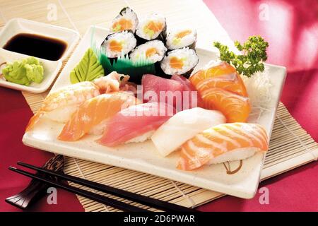 Sushi-Gerichte der japanischen Küche auf einem Restauranttisch Stockfoto