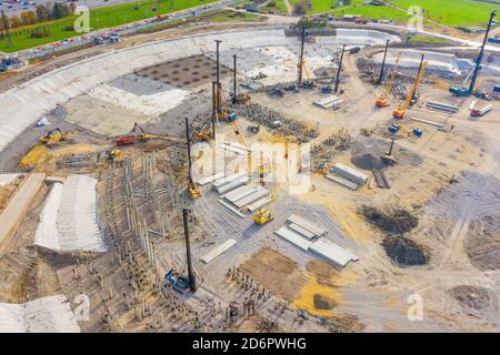 Ausrüstung für die Installation von Pfählen im Boden, schwere Maschinen für das Anfahren von Pfeilern arbeiten bei der Verlegung des Fundamentgebäudes. Bauhöhe aus der Luft Stockfoto