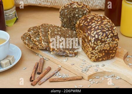 Grain Baked brean auf Holzbrett Stockfoto