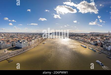 Luftdrohnenaufnahme der Szchenyi Brücke über die Donau in Budapest Wintermorgen Stockfoto