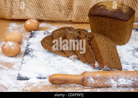 Grain Baked brean auf Holzbrett Stockfoto