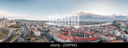 Panorama-Luftaufnahme der Donau von Buda Hügel in Budapest Wintermorgen Stockfoto