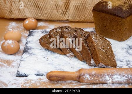 Grain Baked brean auf Holzbrett Stockfoto