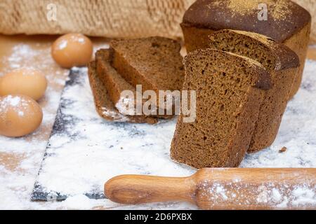 Grain Baked brean auf Holzbrett Stockfoto