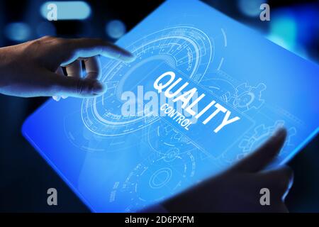 Qualitätskontrolle, Qualitätssicherung, Industriestandard Konzept auf virtuellen Bildschirm Stockfoto
