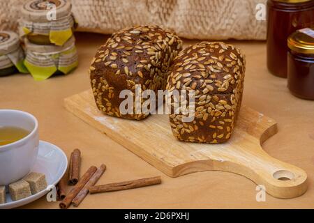 Grain Baked brean auf Holzbrett Stockfoto