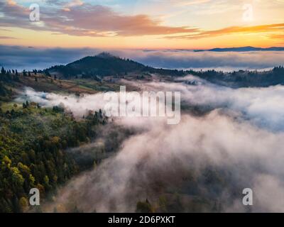 Morgennebel über dem Bergtal. Atemberaubende Landschaft in den Karpaten Stockfoto