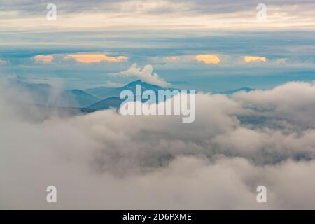 Berggipfel und niedrige Wolken. Herbstwetter in den Karpaten. Stockfoto