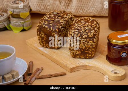 Grain Baked brean auf Holzbrett Stockfoto