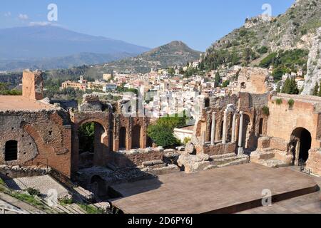 In Italien, sizilien Insel, das antike griechische Theater von Taormina im 3. Jahrhundert v. Chr. erbaut, in einer schönen Lage mit Blick auf das mittelmeer und den Ätna. Stockfoto