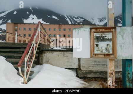 Verlassene Gebäude in der kleinen arktischen Stadt Pyramiden bei Svalbard, Norwegen. Pyramiden ist eine verlassene Kohlebergbausiedlung in Svalbard. Die kleine arktische Stadt wurde 1998 aufgegeben. Stockfoto