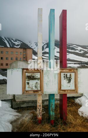 Verlassene Gebäude in der kleinen arktischen Stadt Pyramiden bei Svalbard, Norwegen. Pyramiden ist eine verlassene Kohlebergbausiedlung in Svalbard. Die kleine arktische Stadt wurde 1998 aufgegeben. Stockfoto