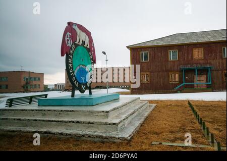 Verlassene Gebäude in der kleinen arktischen Stadt Pyramiden bei Svalbard, Norwegen. Pyramiden ist eine verlassene Kohlebergbausiedlung in Svalbard. Die kleine arktische Stadt wurde 1998 aufgegeben. Stockfoto