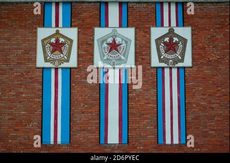 Russische Banner auf einem Gebäude in der arktischen Stadt Pyramiden bei Svalbard, Norwegen. Pyramiden ist eine verlassene Kohlebergbausiedlung in Svalbard. Die kleine arktische Stadt wurde 1998 aufgegeben. Stockfoto