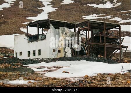 Verlassene Gebäude in der kleinen arktischen Stadt Pyramiden bei Svalbard, Norwegen. Pyramiden ist eine verlassene Kohlebergbausiedlung in Svalbard. Die kleine arktische Stadt wurde 1998 aufgegeben. Stockfoto