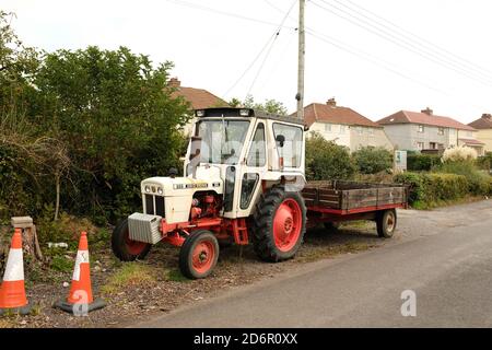 Oktober 20 - 40 Jahre alter David Brown 885 Traktor mit Anhänger. Stockfoto