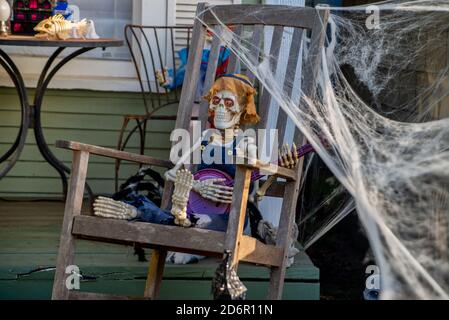 Lustiges Skelett sitzt in einem Stuhl und spielt auf Banjo An halloween Stockfoto