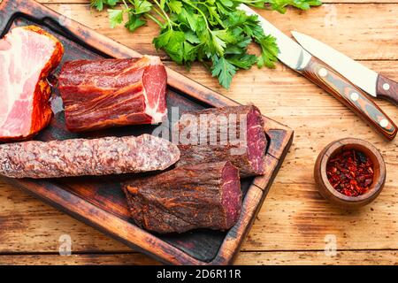 Spanische Fleischplatte.Wurstwaren und Wurstwaren auf Schneidebrett Stockfoto