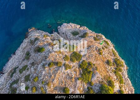 Felsiger Strand von oben auf der Insel Mljet Stockfoto