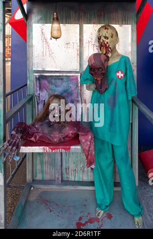 Halloween Horror Szene mit Zombie in medizinischen Kleid Stockfoto