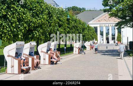 Liegen am Strand. Badeort Baederarchitektur im Badeort Heringsdorf auf der Insel Usedom. Europa, Deutschland, Mecklenburg-Vorpommern Stockfoto