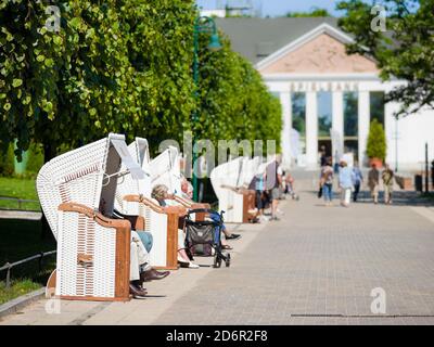 Liegen am Strand. Badeort Baederarchitektur im Badeort Heringsdorf auf der Insel Usedom. Europa, Deutschland, Mecklenburg-Vorpommern Stockfoto