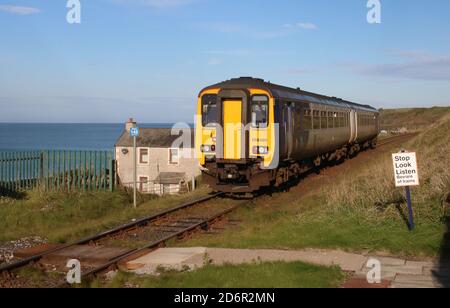 Klasse 156 Super Sprinter dmu in Nordzügen nähert sich am Mittwoch, 14. Oktober 2020 dem Bahnhof Nethertown auf der Cumbrian Coast Line. Stockfoto